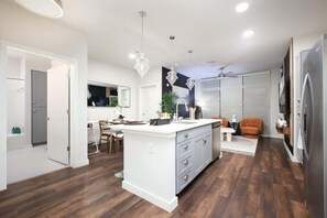 Interior - Chic 2BR-w/ Parking, Near Rvrwalk, Dome & Conv Ctr (San Antonio)