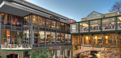 Modern 2BR-w/ Prkng, Near Rvrwalk, Dome & Conv Ctr