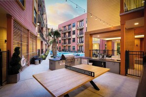 Outdoor dining - 2BR Urban Escape-Best NYE Fireworks View! (San Antonio)