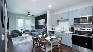 雪櫃、微波爐、焗爐、爐具