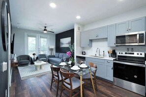 冷蔵庫、電子レンジ、オーブン、コンロ