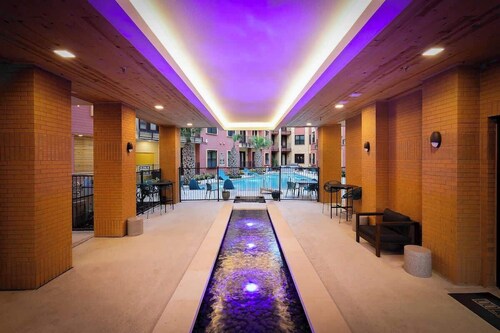 Sleek 1BR w/ Gym, Parking Near Rvrwalk & Dome