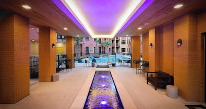 Sleek 1BR w/ Gym, Parking Near Rvrwalk & Dome