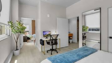 2 habitaciones, escritorio, tabla de planchar con plancha y wifi