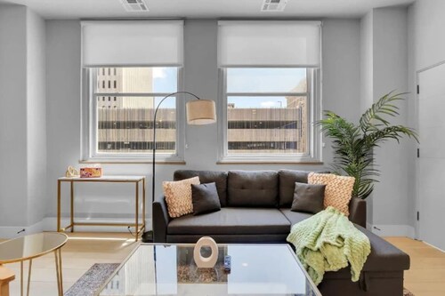 2BR Near BOK Center - Gym, Lounge, Balcony, Pet OK