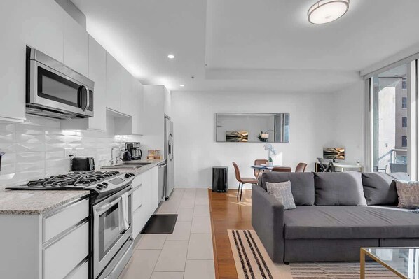 Fridge, microwave, oven, stovetop - Charming 1BD/1BA Getaway in Tulsa with Gym (Tulsa)