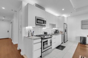 Fridge, microwave, oven, stovetop - Charming 1BD/1BA Getaway in Tulsa with Gym (Tulsa)