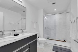 Shower, hair dryer, shampoo - Sleek 1BD/1BA Unit in Vibrant Tulsa Location w GYM (Tulsa)