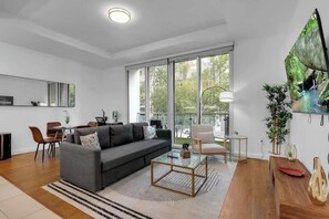 TV, offices - Cozy 1BR Apartment in Tulsa with Gym Access (Tulsa)