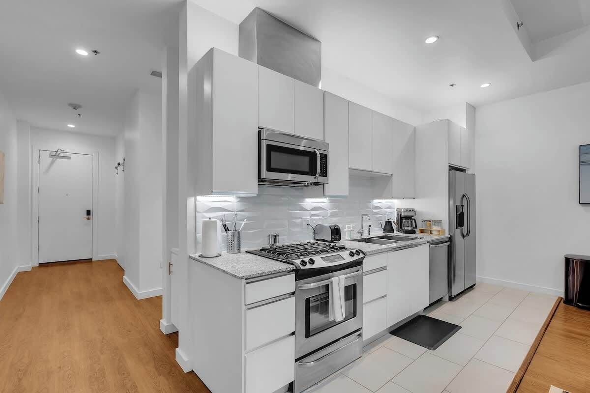 Kjøleskap, mikrobølgeovn, ovn og kokeplater