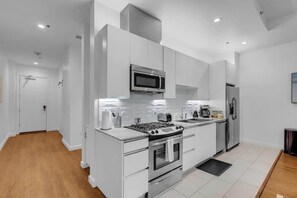 冷蔵庫、電子レンジ、オーブン、コンロ