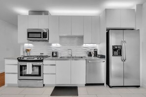 Refrigerador, microondas, horno y parrilla de estufa 