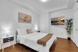 1 chambre, bureau, fer et planche à repasser, lit parapluie