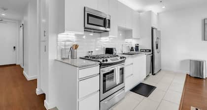 Stylish 1BR Near BOKCntr-Gym,Lounge,Balcony,Pet OK