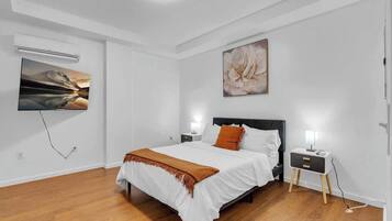 1 chambre, bureau, fer et planche Ă repasser, lit parapluie