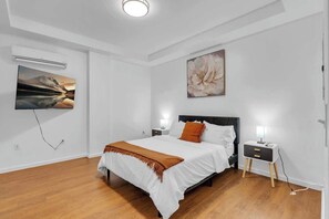 1 chambre, bureau, fer et planche à repasser, lit parapluie