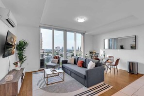 TV, offices - Bright & Airy 1BD in Tulsa with Onsite Gym (Tulsa)