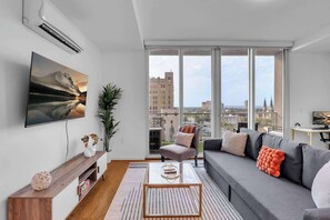 TV, offices - Bright & Airy 1BD in Tulsa with Onsite Gym (Tulsa)