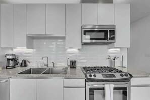 Een koelkast, een microgolfoven, een oven, een kookplaat