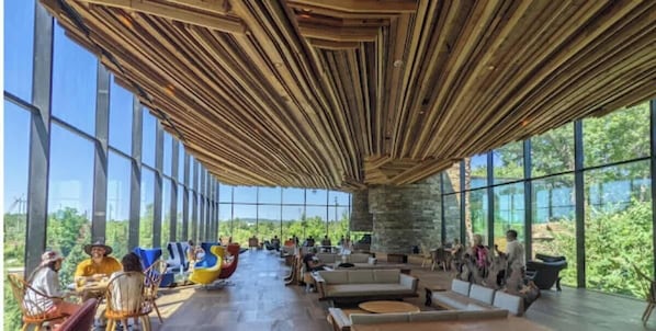 Outdoor dining - Bright & Airy 1BD in Tulsa with Onsite Gym (Tulsa)