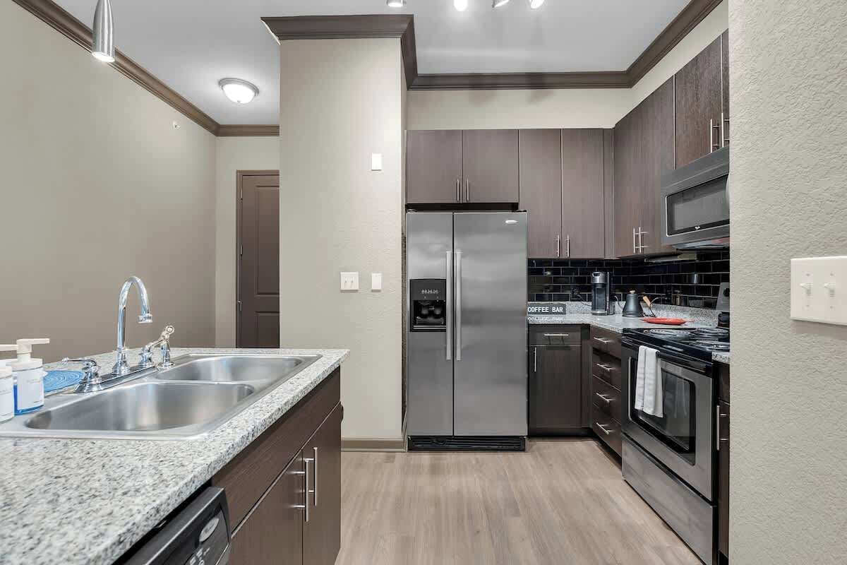 Réfrigérateur, micro-ondes, four, plaque de cuisson