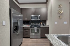 Fridge, microwave, oven, stovetop - Cozy 1BR- Pool,Gym,Parkng,Near BOK Ctr&Arts Dstrct (Tulsa)