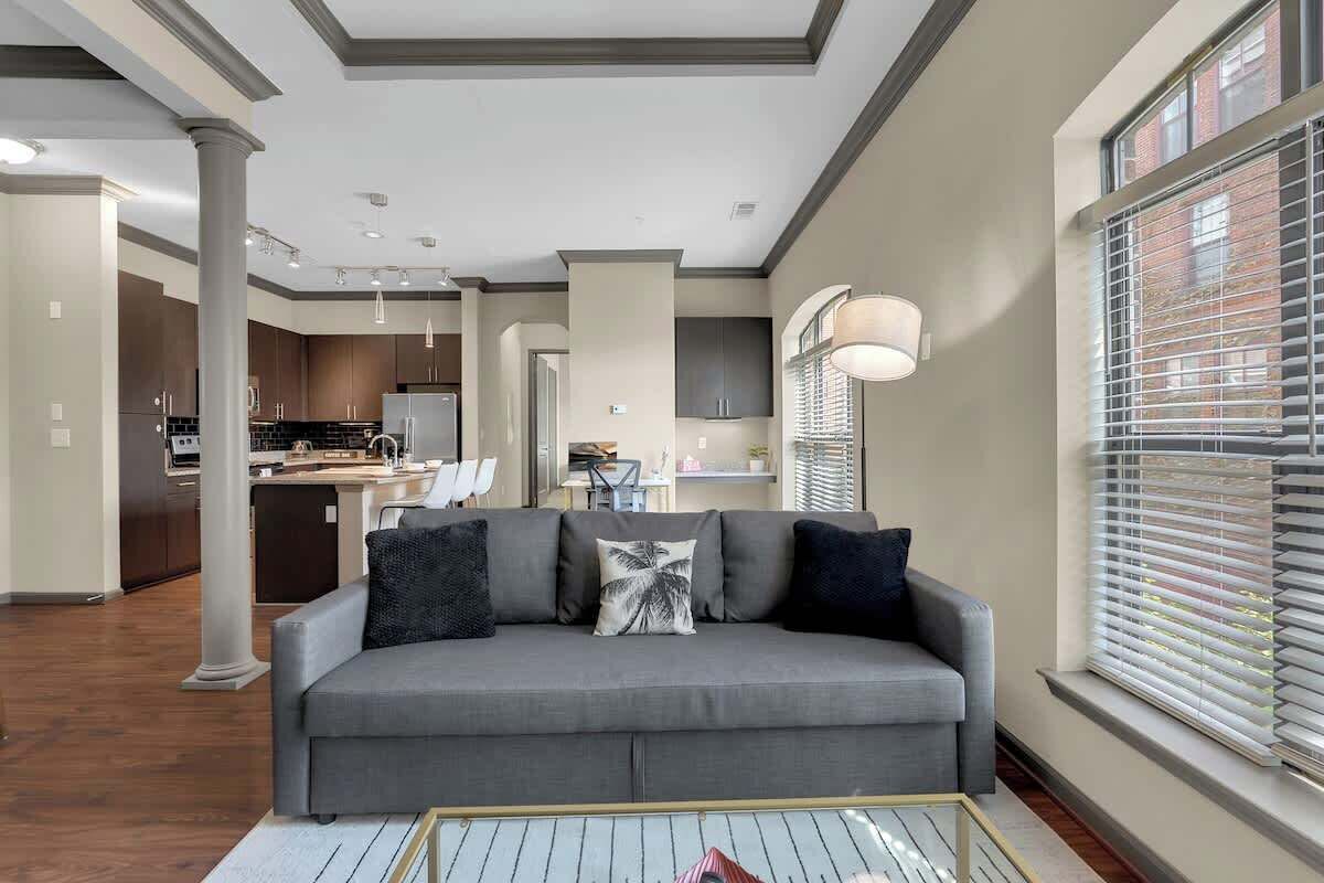 Una televisión, una oficina