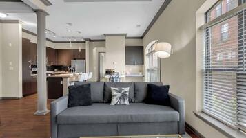 Una televisión, una oficina