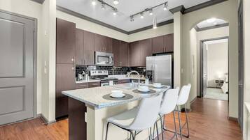 Kühlschrank, Mikrowelle, Ofen, Herdplatte