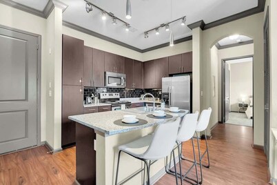 Cozy 2BR Near BOK Center-Gym, Pool, Pet Frndly