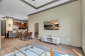 Interior - Cozy 2BR Near BOK Center - Gym, Pool, Pet Friendly (Tulsa)