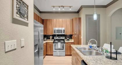 Chic 2BR- Pool,Gym,Parkng,Near BOK Ctr&Arts Dstrct