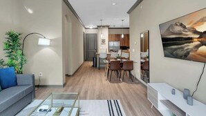 Un saló modern amb un sofà, una taula de centre i un quadre a la paret.