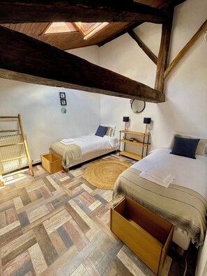 3 slaapkamers, een strijkplank/strijkijzer, reisbedje, gratis wifi