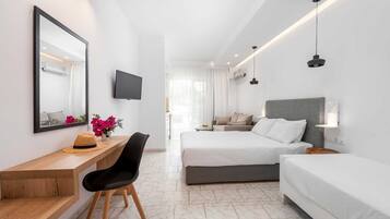 Habitación doble | Caja de seguridad en la habitación y cortinas blackout