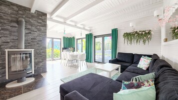 Casa (367) | Zona de estar | Una televisión de pantalla plana