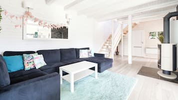 House (367) | Living area | Flat-screen TV