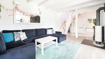 Casa (367) | Zona de estar | Una televisión de pantalla plana