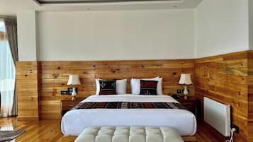 Suite de lujo, balcón, vista a la montaña | 1 habitación, escritorio y espacio para trabajar con laptop