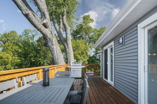 Harbor Clubhouse 3-Bed 3.5-Bath Modern Waterfront with Hot Tub & Pet Friendly