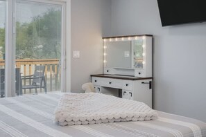 3 bedrooms, desk, iron/ironing board, free WiFi
