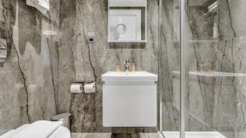 Executive Studio Suite | Bathroom | Shower, hair dryer, towels, soap