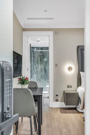 Lower Ground Standard Studio | Room amenity - Cleveland Residences Bloomsbury (London)