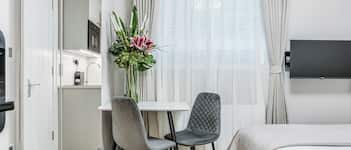 Zimmersafe, Verdunkelungsvorhänge, Bügeleisen/Bügelbrett