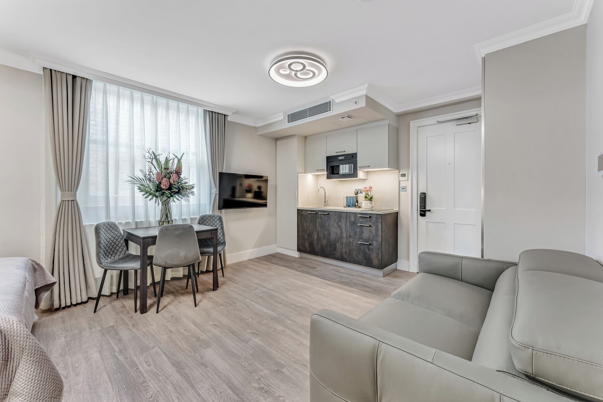 Family Studio | リビング エリア | スマートテレビ