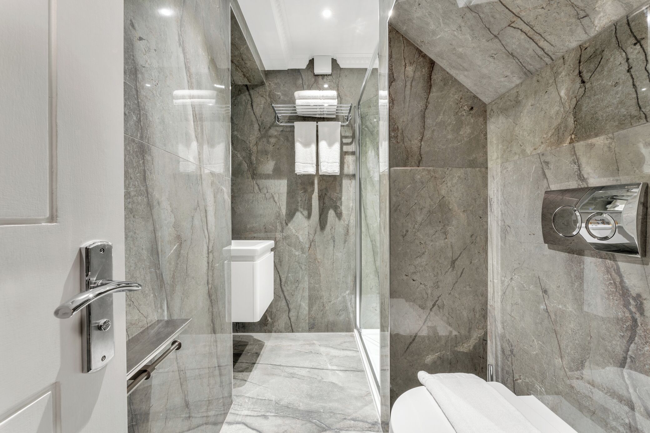 Lower Ground Standard Studio | バスルーム | シャワー、ヘアドライヤー、タオル、石鹸