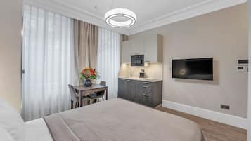 Deluxe Studio Suite | In-room safe, blackout drapes, iron/ironing board, WiFi (free)