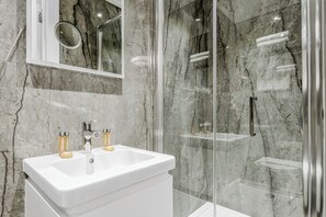 Executive Studio Suite | Bathroom shower - Cleveland Residences Bloomsbury (London)