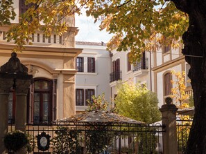 A courtyard with a gazebo, a fountain, and a statue. - Vila Ebel Hotel Pool & Spa (Korçë)