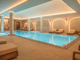 Una piscina cubierta